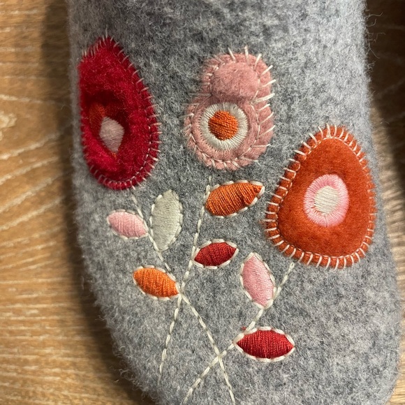 ⭐️Bundle 3/$20 or 5/$25⭐️ Flexus Women's Embroidered Gray and Red Clogs - Picture 3 of 5